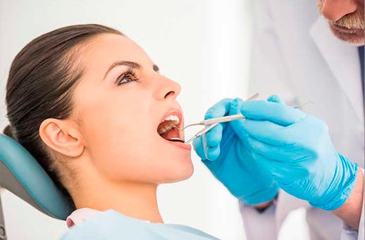 Clínica Dental García Agúndez mujer en revisión dental