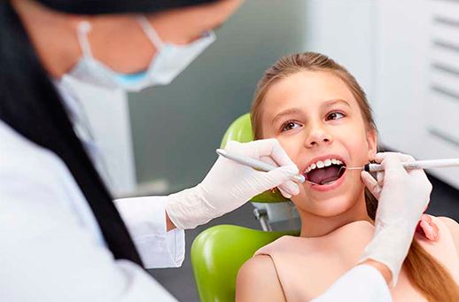 Clínica Dental García Agúndez niña en el dentista