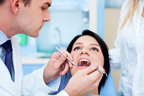 Clínica Dental García Agúndez mujer en consulta de odontología 