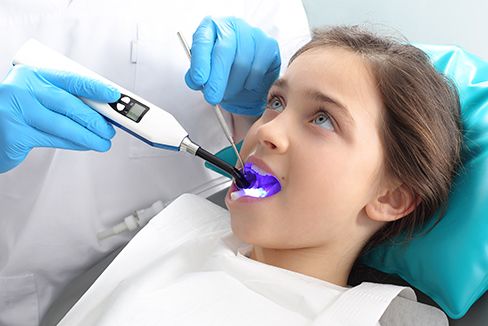Clínica Dental García Agúndez niña en tratamiento dental