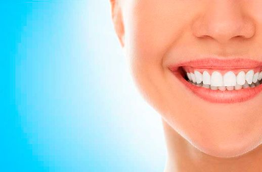 Clínica Dental García Agúndez mujer sonriendo