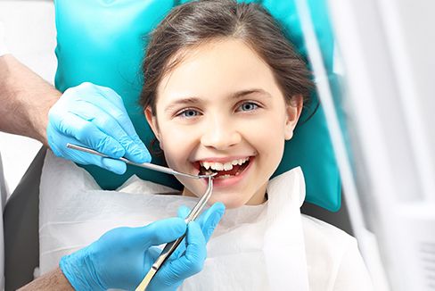 Clínica Dental García Agúndez niña en examen dental